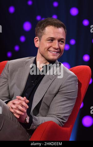 UTILISATION ÉDITORIALE SEULEMENT Taron Egerton pendant le tournage du Graham Norton Show au BBC Studioworks 6 Television Center, Wood Lane, Londres, devant être diffusé sur BBC One vendredi soir. Banque D'Images