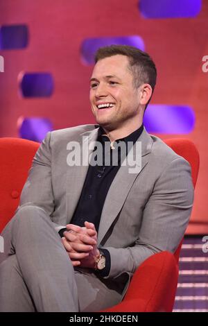 UTILISATION ÉDITORIALE SEULEMENT Taron Egerton pendant le tournage du Graham Norton Show au BBC Studioworks 6 Television Center, Wood Lane, Londres, devant être diffusé sur BBC One vendredi soir. Banque D'Images