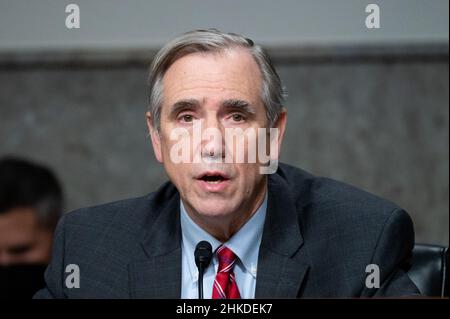 Washington, États-Unis.03rd févr. 2022.Le sénateur américain Jeff Merkley (D-OR) parle lors d'une audition de la Commission parlementaire-exécutive sur la Chine.Crédit : SOPA Images Limited/Alamy Live News Banque D'Images