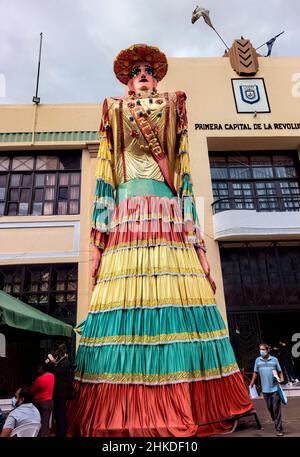 Marionnette géante la Gigantona pour le festival Purisma à León, au Nicaragua, patrimoine de l'UNESCO Banque D'Images