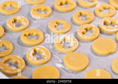 Biscuits au sucre en forme d'anges sur le papier de cuisson prêt pour la Saint-Valentin.Biscuits faits maison Banque D'Images