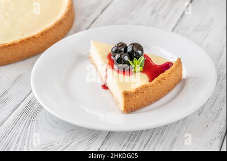 Coin traditionnel au cheesecake avec cerises amarena sur l'assiette Banque D'Images