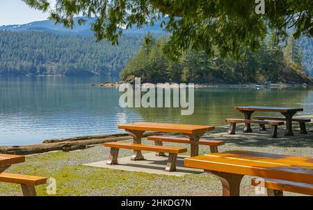 Aire de pique-nique en été. Banc sur le lac avec vue sur le paysage. Photo de voyage, personne, mise au point sélective. Banque D'Images