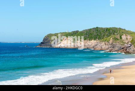 Homme jogging seul sur la belle plage tropicale au Brésil. Banque D'Images