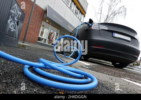 Auto an einer E-Tankstelle mit blauem Ladekabel, Nordrhein-Westfalen, Deutschland, Köln Banque D'Images