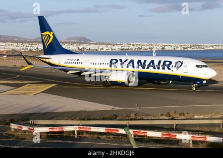 Un Boeing 737-8-200 MAX de Ryanair (Malta Air) au départ de l'aéroport de Lanzarote Arrecife. Banque D'Images