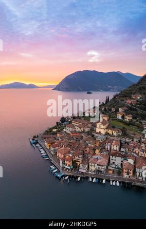 Vue aérienne de Monte Isola et du village de Peschiera Maraglio au coucher du soleil sur le lac d'Iseo.Peschiera Maraglio, Montisola, province de Brescia, quartier Lombardie, Banque D'Images