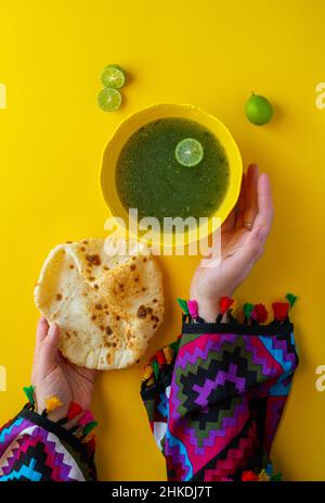 Mains de femme et soupe égyptienne traditionnelle Molokhia Banque D'Images