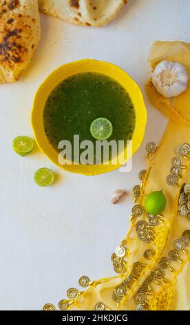 Soupe égyptienne à la molokhia avec couche plate de citron vert Banque D'Images