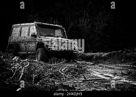 Concept de voyage avec grande voiture 4x4.Jeep en plein air.Course de rallye.Pistes sur terrain boueux.Aventure sur route.Voyage aventure. Banque D'Images