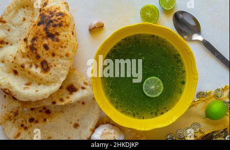 Soupe égyptienne de Molokhia avec pain pita plat Banque D'Images