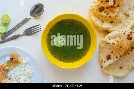 Soupe verte égyptienne de Molokhia, plat Banque D'Images