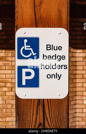 Badge bleu.Panneau d'espace de stationnement pour personnes handicapées. Banque D'Images