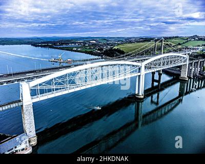 Vue sur les ponts Tamar et Royal Albert reliant Saltash et Plymouth, Cornouailles Banque D'Images