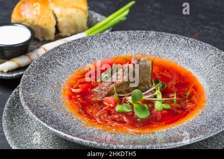 gros plan de délicieux borscht de soupe dans une assiette gros plan Banque D'Images