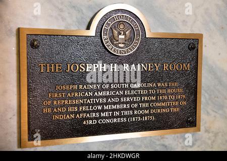 Washington, DC, États-Unis.03rd févr. 2022.Une plaque nouvellement dévoilée est présentée lors d'une cérémonie de dévoilement de la salle Joseph H. Rainey, au Capitole des États-Unis, à Washington, DC, États-Unis, le 03 février 2022.L'ancien représentant américain Joseph H. Rainey (républicain de Caroline du Sud) a été le premier noir à siéger à la Chambre des représentants des États-Unis.Crédit : Michael Reynolds/Pool via CNP/dpa/Alay Live News Banque D'Images