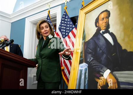 Washington, DC, États-Unis.03rd févr. 2022.Président de la Chambre des représentants des États-Unis Nancy Pelosi (démocrate de Californie) gestes à côté d'un portrait de Joseph H. Rainey, lors d'une cérémonie de dévoilement de la salle Joseph H. Rainey, au Capitole des États-Unis à Washington, DC, USA, 03 février 2022.L'ancien représentant américain Joseph H. Rainey (républicain de Caroline du Sud) a été le premier noir à siéger à la Chambre des représentants des États-Unis.Crédit : Michael Reynolds/Pool via CNP/dpa/Alay Live News Banque D'Images