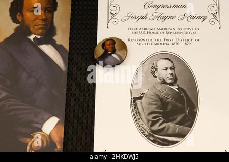 Washington, DC, États-Unis.03rd févr. 2022.Un programme est présenté lors d'une cérémonie de dévoilement de la salle Joseph H. Rainey, sur Capitol Hill à Washington, DC, Etats-Unis, le 03 février 2022.Un programme est présenté lors d'une cérémonie de dévoilement de la salle Joseph H. Rainey, au Capitole des États-Unis, à Washington, DC, Etats-Unis, le 03 février 2022.L'ancien représentant américain Joseph H. Rainey (républicain de Caroline du Sud) a été le premier membre noir élu de la Chambre des représentants de 1870 à 1879.Crédit : Michael Reynolds/Pool via CNP/dpa/Alay Live News Banque D'Images