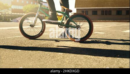 Prêt à rouler.Coupe courte d'un cycliste BMX masculin méconnaissable à l'extérieur. Banque D'Images