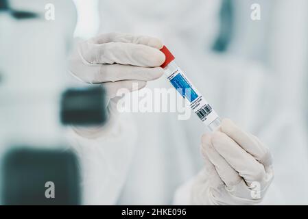 Pourrait-il être LE remède.Plan de culture d'un scientifique tenant un flacon tout en effectuant des recherches médicales dans un laboratoire. Banque D'Images