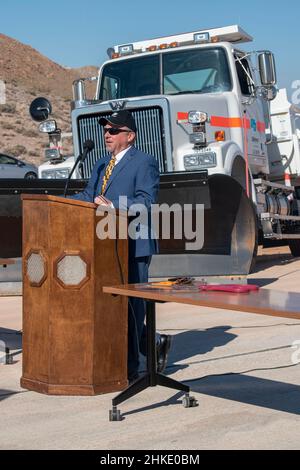 Une autoroute de l'État de Californie près de la ville de Mojave dans le comté de Kern est presque terminée. Caltrans a organisé une cérémonie de découpe de ruban pour célébrer. Banque D'Images