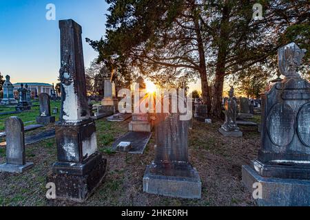 Montgomery, Alabama, USA-3 mars 2021: Vieux graviers usés dans le cimetière historique d'Oakwood, établi en 1818.Beaucoup de soldats et de personnes éminentes Banque D'Images