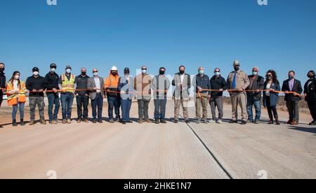 Une autoroute de l'État de Californie près de la ville de Mojave dans le comté de Kern est presque terminée. Caltrans a organisé une cérémonie de découpe de ruban pour célébrer. Banque D'Images