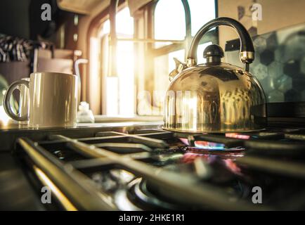 Cuisine pour véhicule de loisirs.Stovetop moderne sifflet bouilloire en acier inoxydable fait.Eau bouillante à l'intérieur d'une fourgonnette camping-car Motohome. Banque D'Images