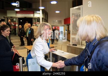 Anna Firth, députée conservatrice nouvellement élue au Southend Leisure & tennis Centre après avoir été déclarée gagnante de l'élection partielle Southend West.Date de la photo : vendredi 4 février 2022. Banque D'Images