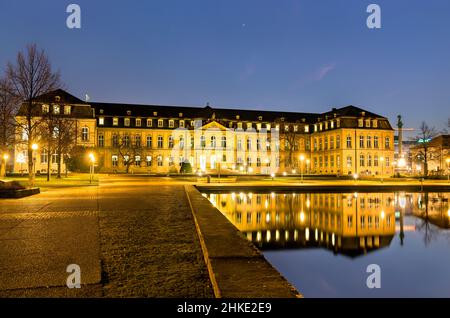 Nouveau Palais à Stuttgart, Allemagne la nuit Banque D'Images