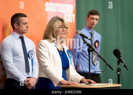 Anna Firth, députée conservatrice récemment élue, prononce un discours au Southend Leisure & tennis Centre après avoir été déclarée gagnante de l'élection partielle Southend West.Date de la photo : vendredi 4 février 2022. Banque D'Images