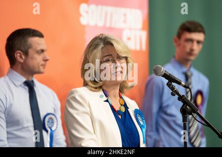 Anna Firth, députée conservatrice récemment élue, prononce un discours au Southend Leisure & tennis Centre après avoir été déclarée gagnante de l'élection partielle Southend West.Date de la photo : vendredi 4 février 2022. Banque D'Images