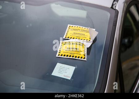 Londres, Royaume-Uni.03rd févr. 2022.Deux amendes de stationnement et des avis de pénalité sont affichés sur le pare-brise d'une voiture garée illégalement dans une rue.Crédit : SOPA Images Limited/Alamy Live News Banque D'Images