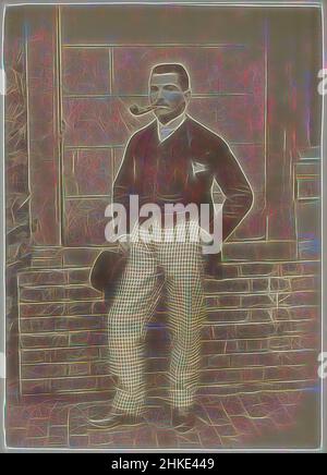 Inspiré par Portrait d'un homme français debout portant un tuyau, un chapeau et un pantalon à carreaux, partie de l'album photo d'un photographe amateur français avec des photos d'une famille, de la distillerie Delizy & amp; Doistau fils, de l'armée et des lieux d'intérêt en France., France, c. 1900 - c. 1910, papier, imprimé albumine, hauteur 138, réimaginé par Artotop. L'art classique réinventé avec une touche moderne. Conception de lumière chaleureuse et gaie, de luminosité et de rayonnement de lumière. La photographie s'inspire du surréalisme et du futurisme, embrassant l'énergie dynamique de la technologie moderne, du mouvement, de la vitesse et révolutionne la culture Banque D'Images