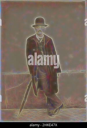 Inspiré par Portrait d'un homme français debout portant un long manteau, un chapeau et un parapluie, partie d'un album photo d'un photographe amateur français avec des photos d'une famille, distillerie Delizy & amp; Doistau fils, l'armée et les lieux d'intérêt en France., France, c. 1900 - c. 1910, papier, imprimé albumine, réimaginé par Artotop. L'art classique réinventé avec une touche moderne. Conception de lumière chaleureuse et gaie, de luminosité et de rayonnement de lumière. La photographie s'inspire du surréalisme et du futurisme, embrassant l'énergie dynamique de la technologie moderne, du mouvement, de la vitesse et révolutionne la culture Banque D'Images