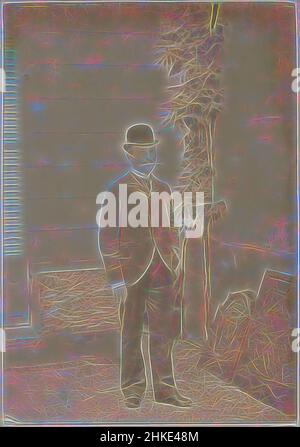 Inspiré par Portrait d'un homme français portant un chapeau de melon et une cigarette, debout, partie d'un album photo d'un photographe amateur français avec des photos d'une famille, d'une distillerie Delizy & amp; Doistau fils, de l'armée et des lieux d'intérêt en France., France, c. 1900 - c. 1910, papier, imprimé albumine, hauteur 164, réimaginé par Artotop. L'art classique réinventé avec une touche moderne. Conception de lumière chaleureuse et gaie, de luminosité et de rayonnement de lumière. La photographie s'inspire du surréalisme et du futurisme, embrassant l'énergie dynamique de la technologie moderne, du mouvement, de la vitesse et révolutionne la culture Banque D'Images