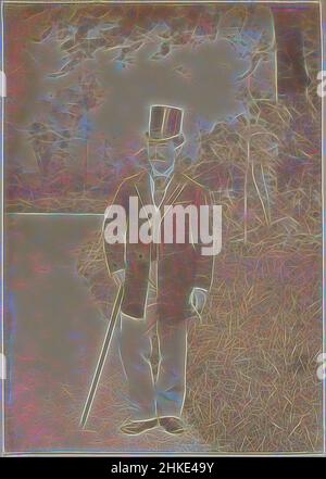 Inspiré par Portrait d'un Français portant un chapeau, un bâton de marche et un cigare, debout, partie d'un album photo d'un photographe amateur français avec des photos d'une famille, distillerie Delizy & amp; Doistau fils, l'armée et les lieux d'intérêt en France., France, c. 1900 - c. 1910, papier, imprimé albumine, réimaginé par Artotop. L'art classique réinventé avec une touche moderne. Conception de lumière chaleureuse et gaie, de luminosité et de rayonnement de lumière. La photographie s'inspire du surréalisme et du futurisme, embrassant l'énergie dynamique de la technologie moderne, du mouvement, de la vitesse et révolutionne la culture Banque D'Images