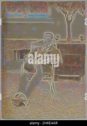 Inspiré par Portrait d'un Français portant un chapeau de melon, assis dans un jardin, partie d'un album photo d'un photographe amateur français avec des photos d'une famille, distillerie Delizy & amp; Doistau fils, l'armée et les lieux d'intérêt en France., France, c. 1900 - c. 1910, papier, imprimé albumine, hauteur 140 mm, réimaginé par Artotop. L'art classique réinventé avec une touche moderne. Conception de lumière chaleureuse et gaie, de luminosité et de rayonnement de lumière. La photographie s'inspire du surréalisme et du futurisme, embrassant l'énergie dynamique de la technologie moderne, du mouvement, de la vitesse et révolutionne la culture Banque D'Images