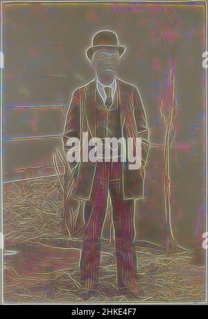 Inspiré par Portrait d'un Français portant un chapeau de melon et les deux mains dans les poches, partie de l'album photo d'un photographe amateur français avec des photos d'une famille, distillerie Delizy & amp; Doistau fils, l'armée et les lieux d'intérêt en France., France, c. 1900 - c. 1910, papier, imprimé albumine, hauteur, réimaginé par Artotop. L'art classique réinventé avec une touche moderne. Conception de lumière chaleureuse et gaie, de luminosité et de rayonnement de lumière. La photographie s'inspire du surréalisme et du futurisme, embrassant l'énergie dynamique de la technologie moderne, du mouvement, de la vitesse et révolutionne la culture Banque D'Images