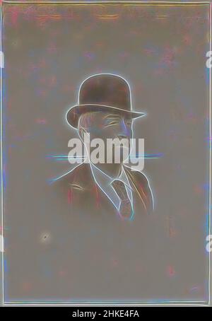 Inspiré par Portrait d'un homme français portant un chapeau de melon, partie d'un album photo d'un photographe amateur français avec des photos de famille, distillerie Delizy & amp; Doistau fils, l'armée et les lieux d'intérêt en France., France, c. 1900 - c. 1910, papier, imprimé albumine, hauteur 141 mm × largeur 98 mm, réimaginé par Artotop. L'art classique réinventé avec une touche moderne. Conception de lumière chaleureuse et gaie, de luminosité et de rayonnement de lumière. La photographie s'inspire du surréalisme et du futurisme, embrassant l'énergie dynamique de la technologie moderne, du mouvement, de la vitesse et révolutionne la culture Banque D'Images