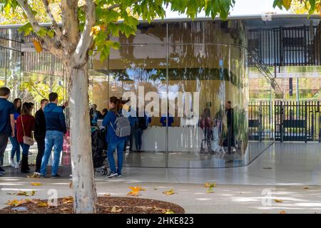 Cupertino, CA, États-Unis - 14 décembre 2019 : employés et invités à l'entrée de la réception des bureaux d'Apple Inc. Situés sur l'avenue Tantau à si Banque D'Images