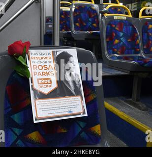 Racine, Wisconsin, États-Unis.3rd févr. 2022.José Lopez place des placards et des roses en hommage à Rosa Parks sur deux douzaines de BUS DE transit DE LA VILLE DE RYDE racine à racine, Wisconsin jeudi soir 3 février 2022 en préparation pour le trajet en bus matinal à l'occasion de la Rosa Parks Transit Equity Day, célébrant l'anniversaire du héros des droits civils.Un siège est symboliquement réservé à Parks qui a joué un rôle dans le boycott de Montgomery, Alabama, en 1955-1956.(Image de crédit : © Mark Hertzberg/ZUMA Press Wire) Banque D'Images