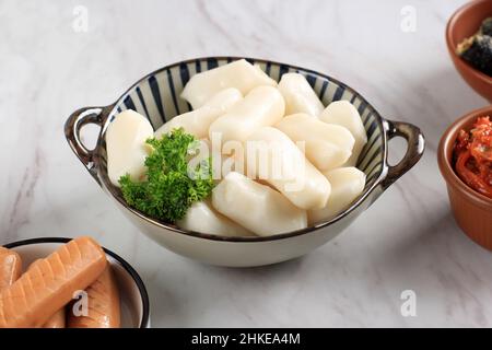 Gros plan Garaetteok Coréen Bar gâteau au riz bâton de gâteau au riz arrondi avec fromage mozarella à l'intérieur. Banque D'Images