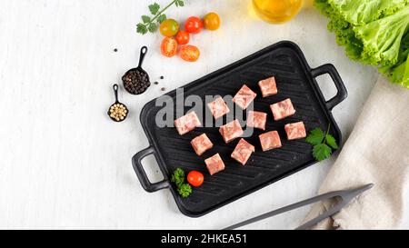 Top vue Premium Japanese Wagyu en dés cubes de bœuf tranchés (bœuf japonais Saikoro) sur le Grill pour Yakiniku. Banque D'Images