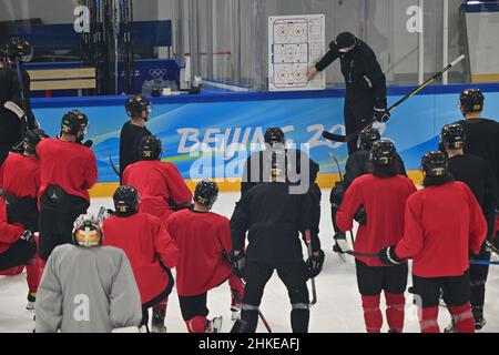 Pékin, Chine.04th févr. 2022.Jeux olympiques, hockey sur glace, entraînement de l'équipe Allemagne au stade intérieur national.Les joueurs allemands de hockey sur glace écoutent les instructions de l'entraîneur national Toni Söderholm (6th de droite).Credit: Peter Kneffel/dpa/Alay Live News Banque D'Images