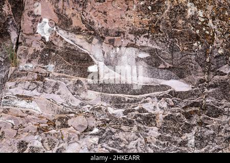 Roche ignée en lichen incrustée pour une texture de fond. Banque D'Images