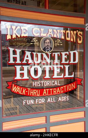 Une publicité sur une fenêtre. Hôtel hanté d'IKE Clanton, Tombstone, Arizona, États-Unis. Banque D'Images