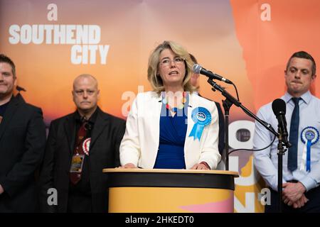 Anna Firth, députée conservatrice récemment élue, prononce un discours au Southend Leisure & tennis Centre après avoir été déclarée gagnante de l'élection partielle Southend West.Date de la photo : vendredi 4 février 2022. Banque D'Images