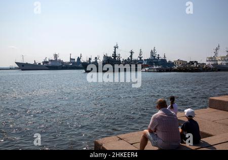 Saint-Pétersbourg, Russie - 16 juillet 2021 : les gens regardent des navires avec le quai Petrovskaya à Kronstadt Banque D'Images