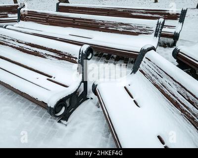 lieu d'entreposage des bancs dans le parc en hiver. bancs sous une couche de neige après une chute de neige. Banque D'Images